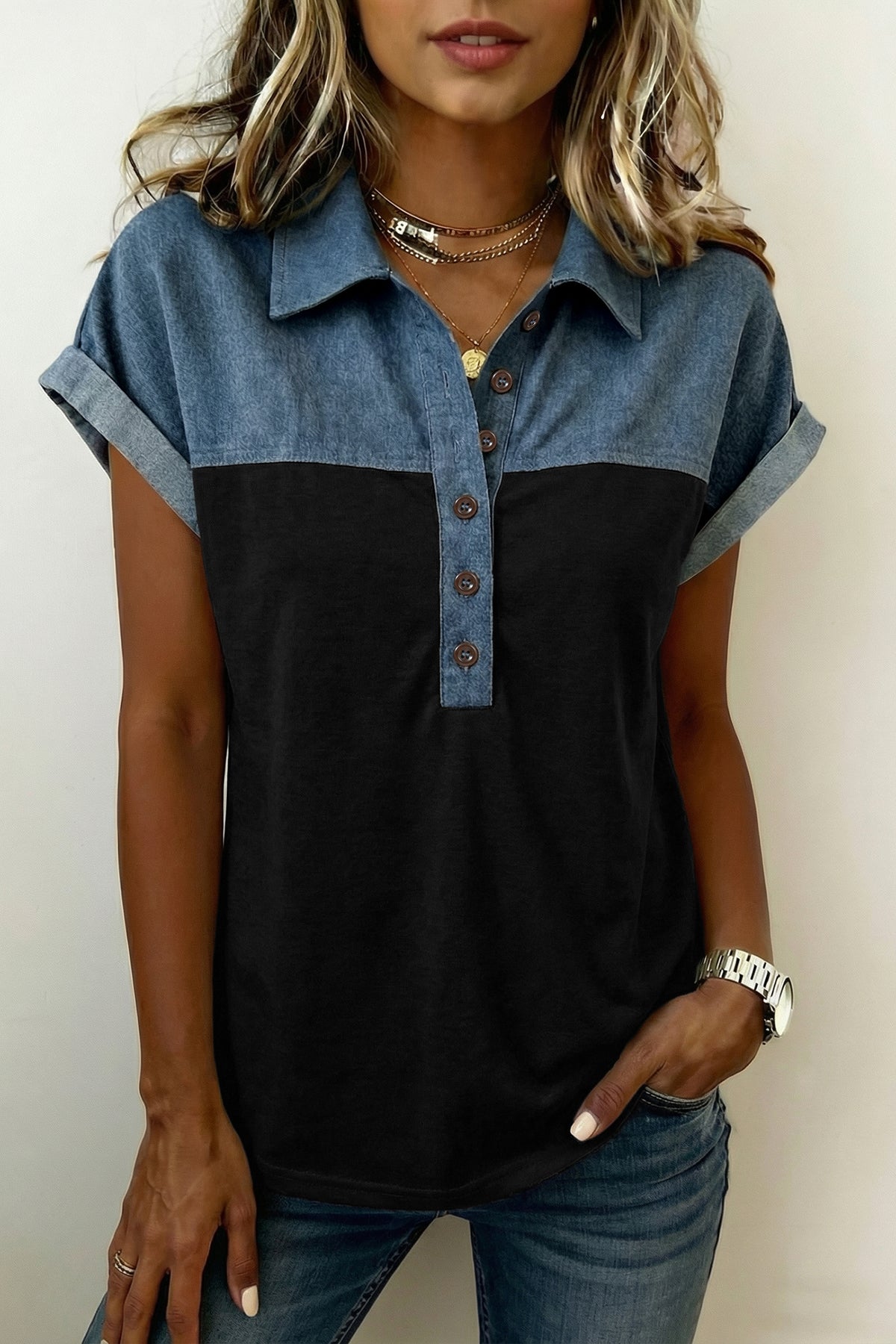 Haut polo en jean patchwork bicolore, col boutonné et manches courtes