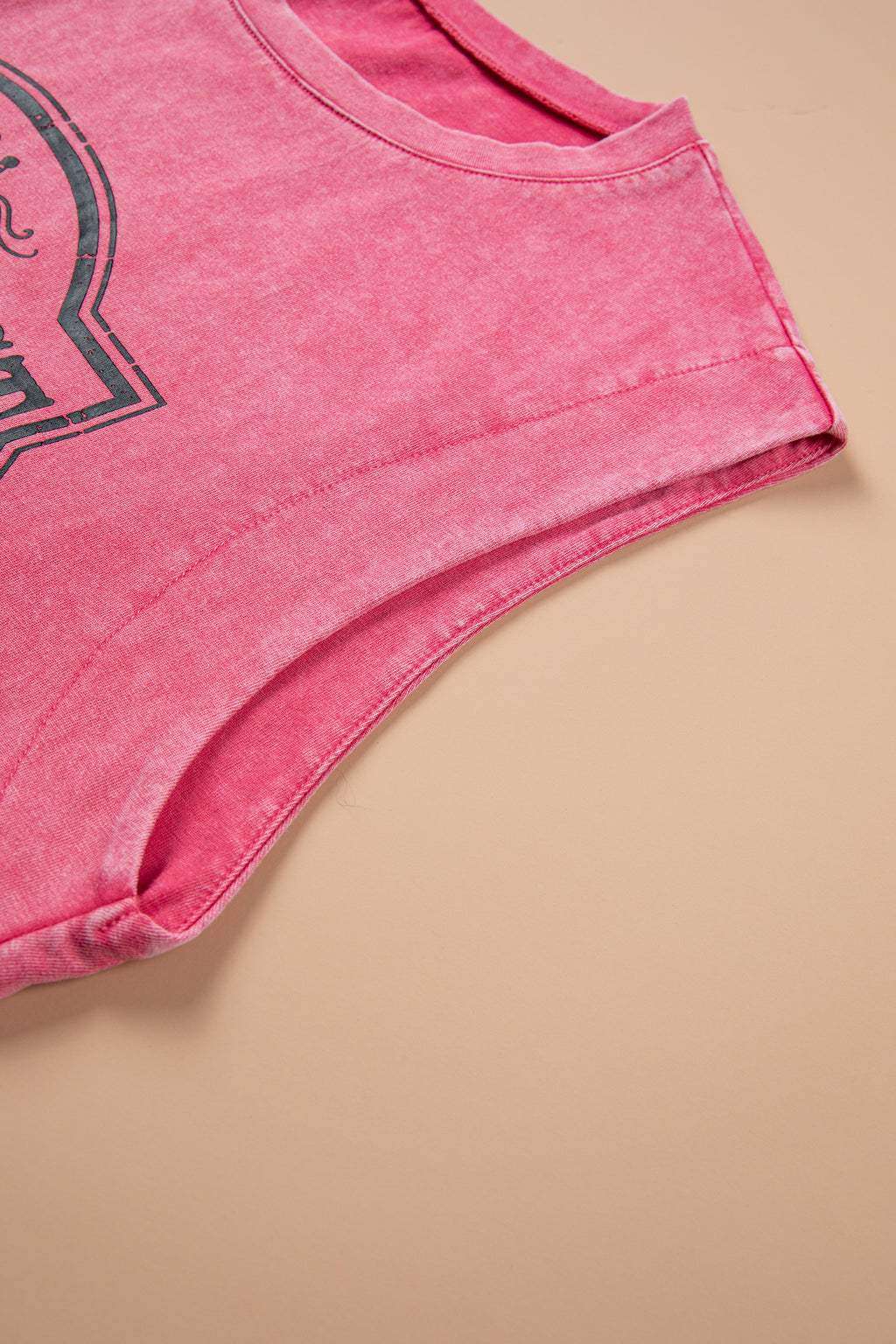 Détail col et couture sur débardeur rose imprimé