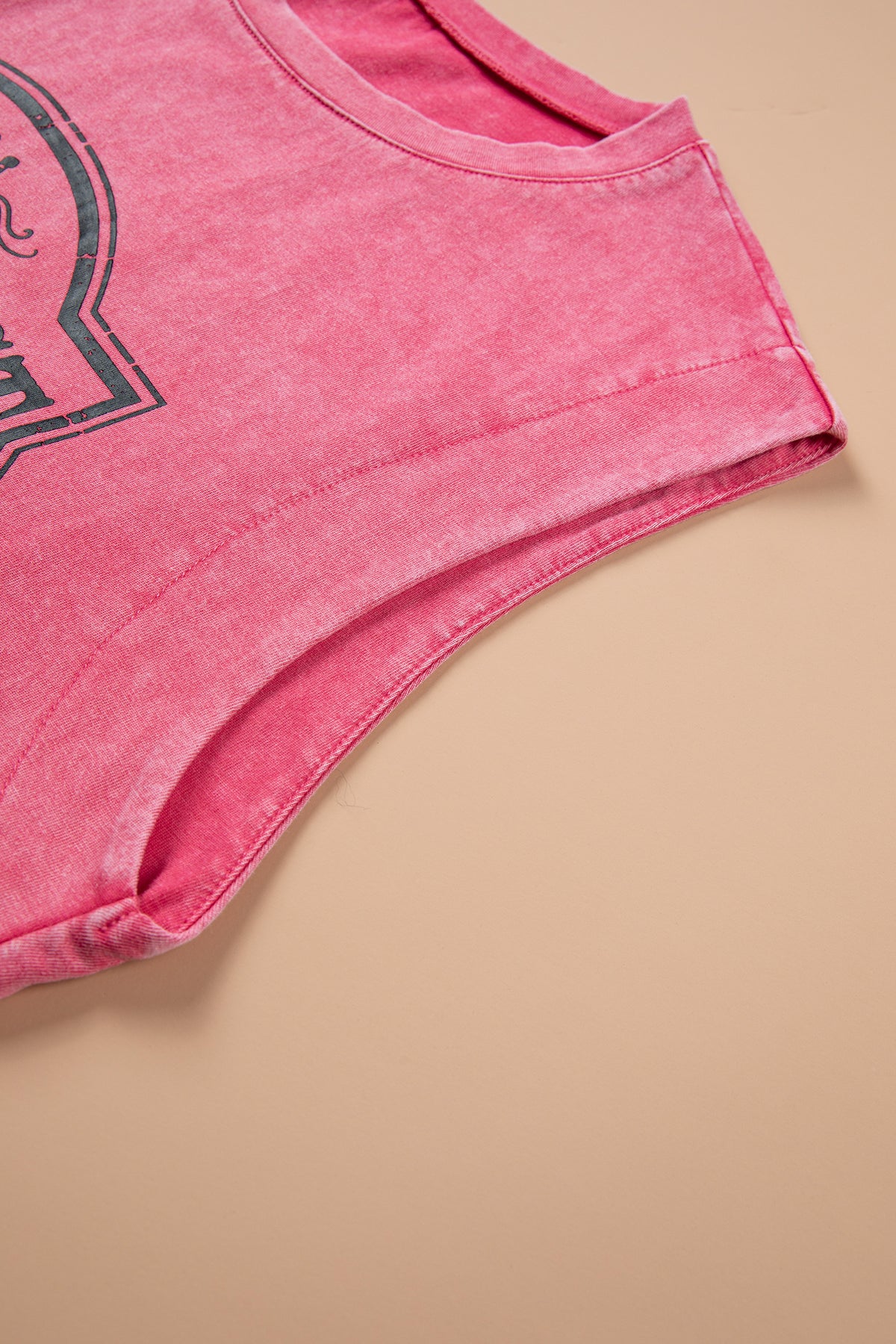 Détail col et couture sur débardeur rose imprimé