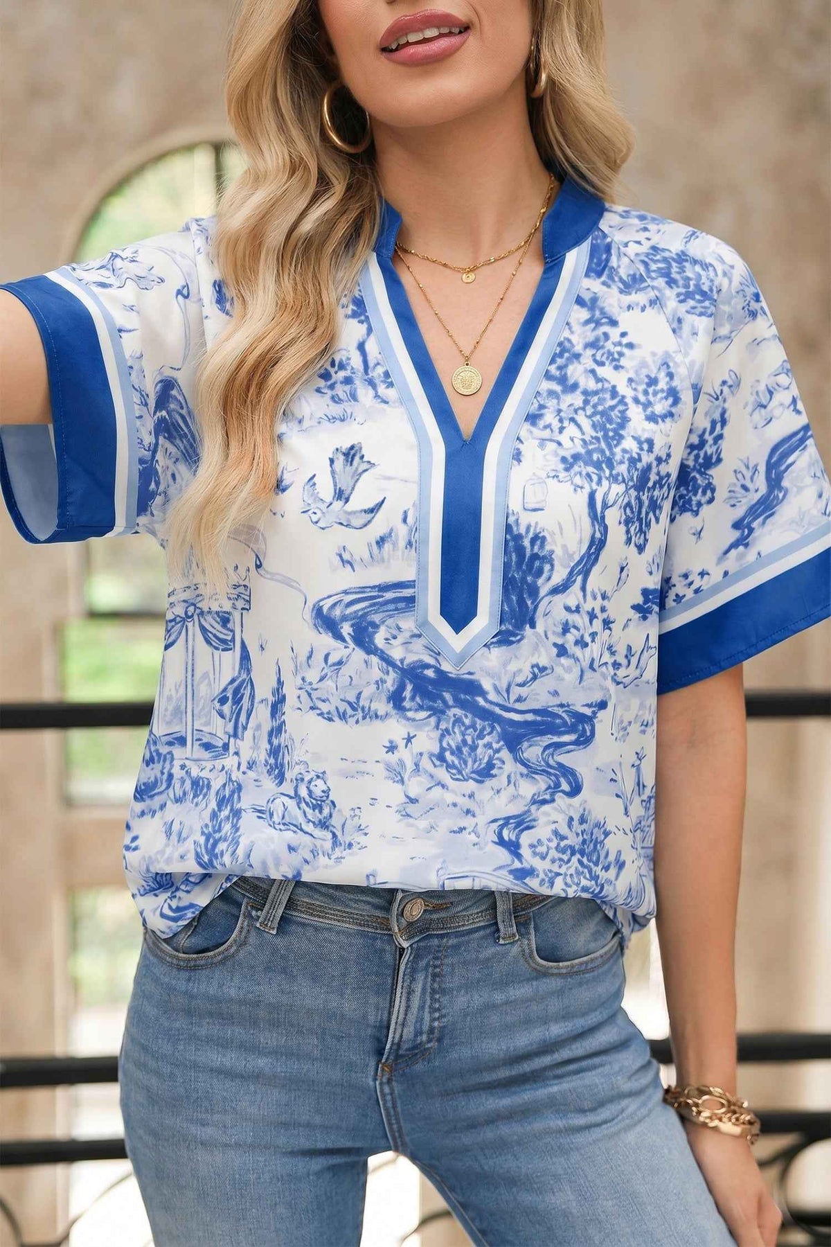 Haut femme col V contrasté bleu, manches raglan, imprimé bleu sur fond clair.