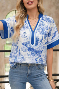 Haut femme col V contrasté bleu, manches raglan, imprimé bleu sur fond clair.