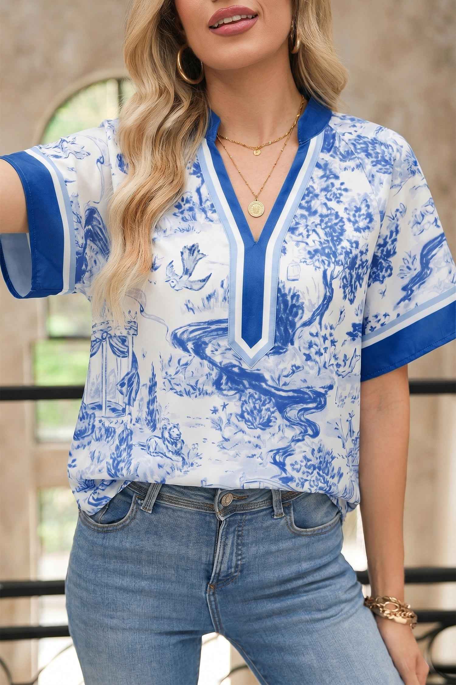 Haut femme col V contrasté bleu, manches raglan, imprimé bleu sur fond clair.