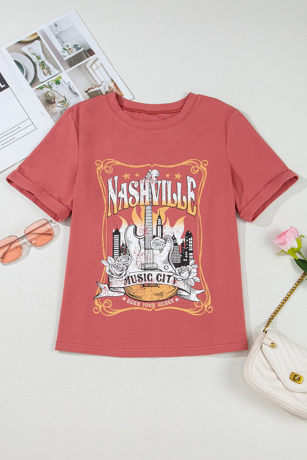 T-shirt rouge mineral à motif Nashville brodé/illustré, col rond et manches courtes
