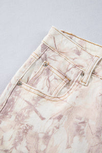 Jean large femme motif camouflage rose clair, poche avant et couture de taille.