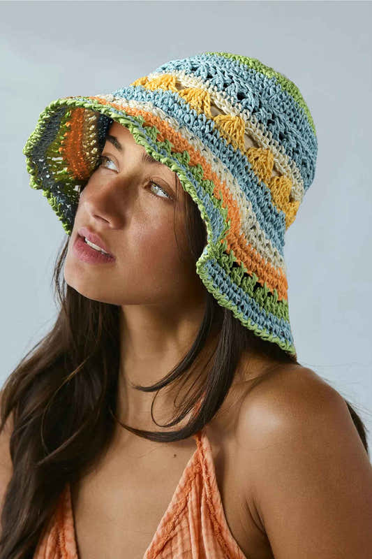 Chapeau pêcheur tressé à rayures multicolores bleu-vert-jaune-orange, bord ondulé