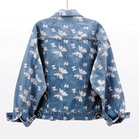 Veste en jean bleue pour femme, dos motif floral blanc, fermeture boutonnée et col