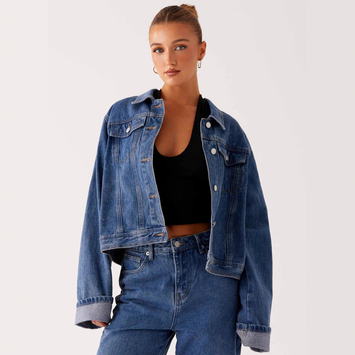 Veste en jean bleu moyen pour femme, col classique, boutonnage, poches à rabat.