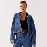 Veste en jean bleu moyen pour femme, col classique, boutonnage, poches à rabat.