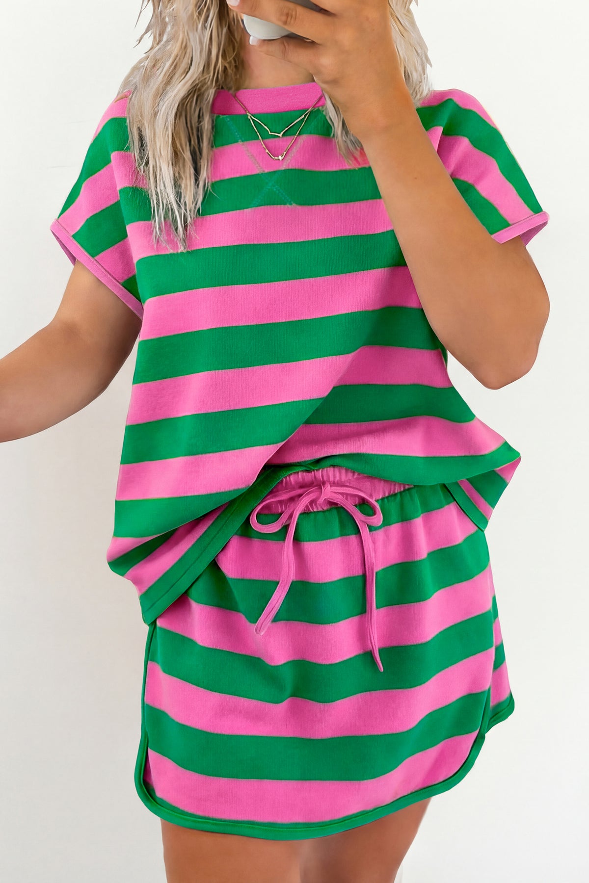 Ensemble athlétique rayé vert et rose, t-shirt ample et short à cordon