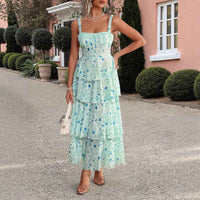 Robe bustier à bretelles, fleurs bleues sur fond blanc, jupe étagée à volants