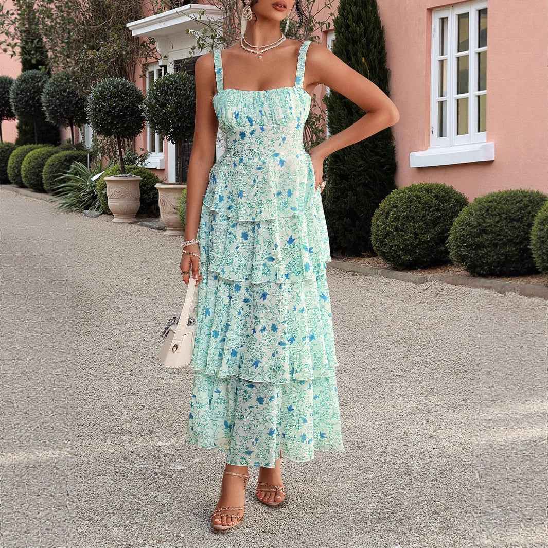 Robe bustier à bretelles, fleurs bleues sur fond blanc, jupe étagée à volants
