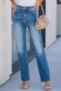 Jean taille haute droit bleu clair, poches avant et arrière, ourlet droit, passants.