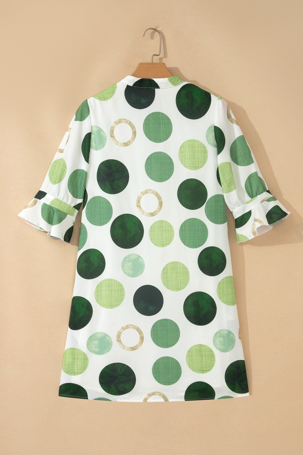 Robe courte blanche à pois verts, vue dos, manches trois-quarts et col rond