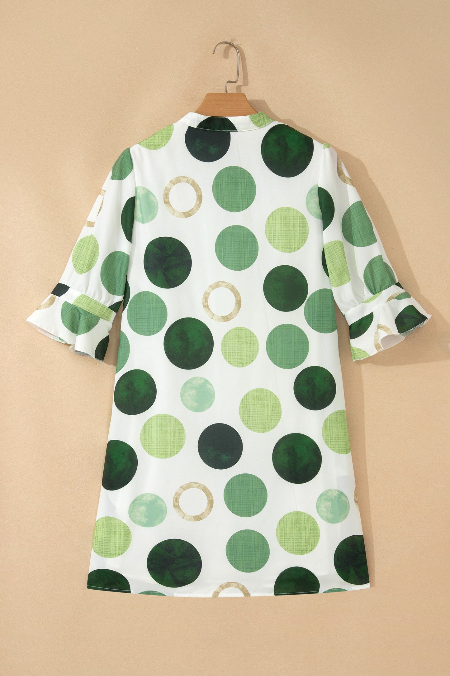 Robe courte blanche à pois verts, vue dos, manches trois-quarts et col rond