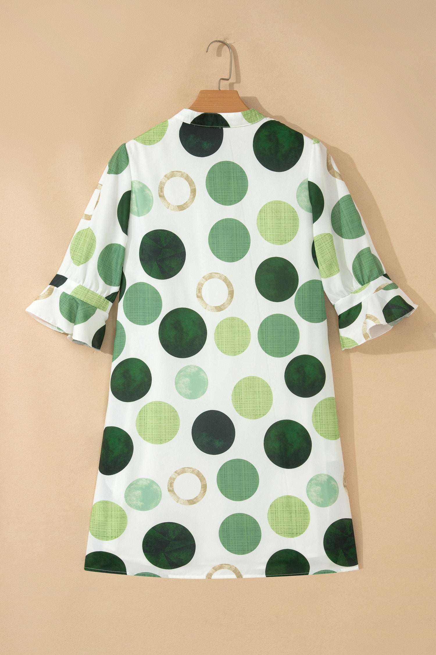 Robe courte blanche à pois verts, vue dos, manches trois-quarts et col rond