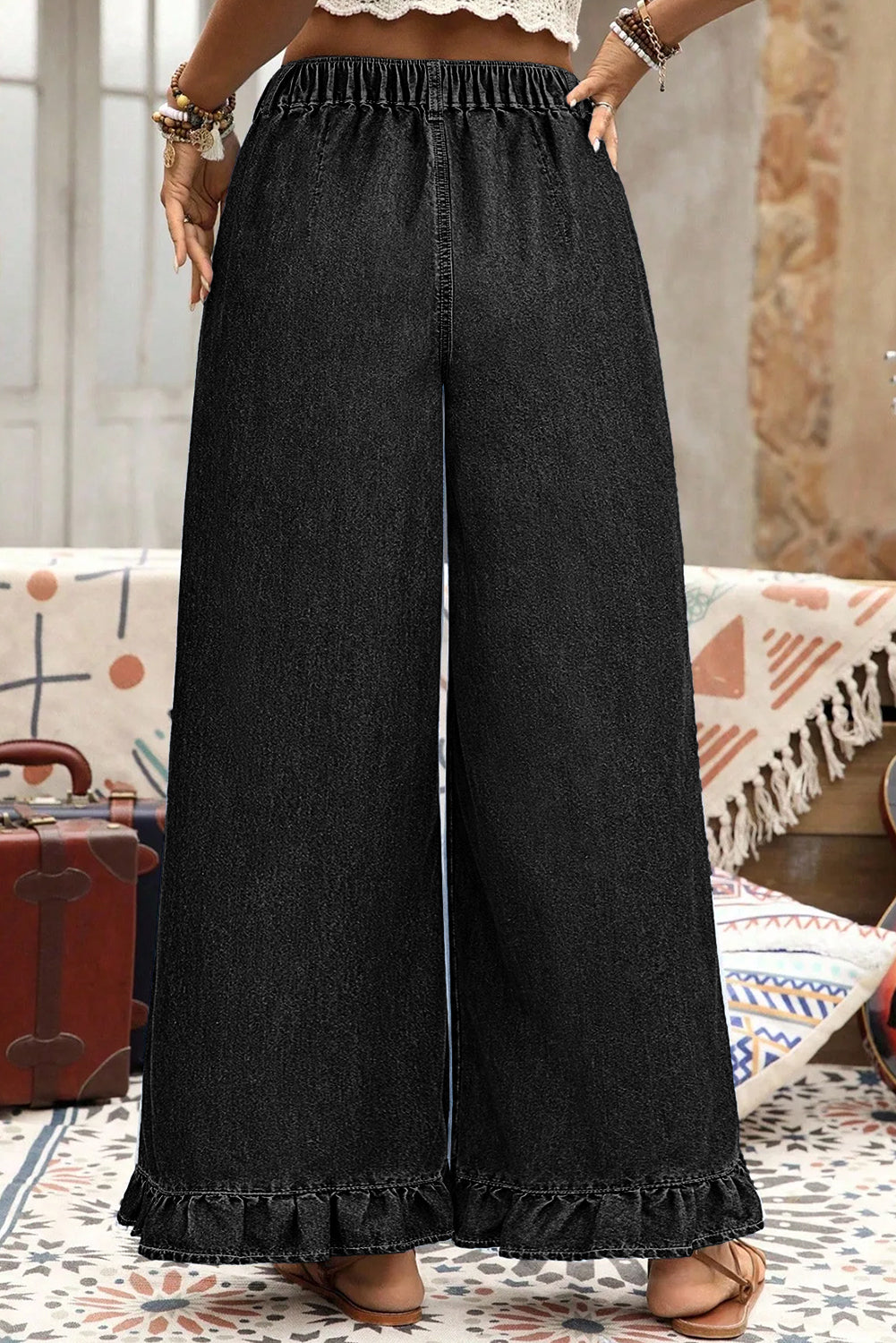 Pantalon jean noir ample, taille élastique, bas volanté, jambes larges