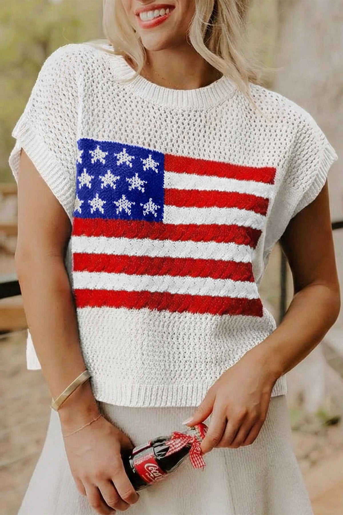 Haut en maille blanc cassé à manches courtes, motif drapeau bleu et rouge