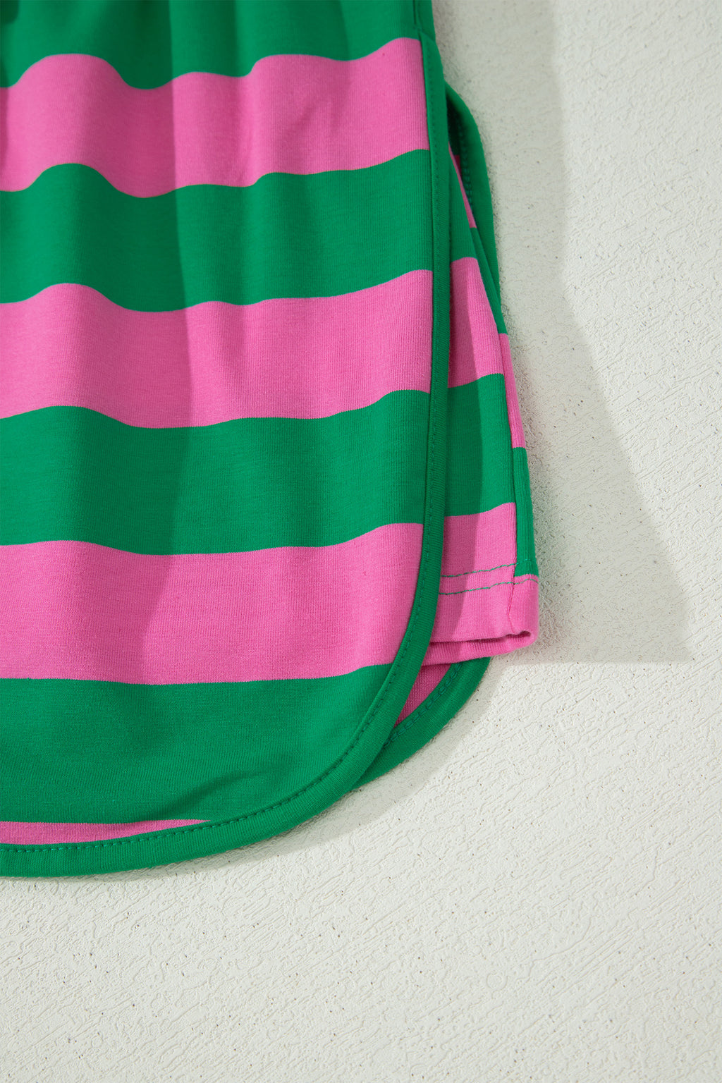 Short rayé rose et vert avec ourlet visible, couture latérale
