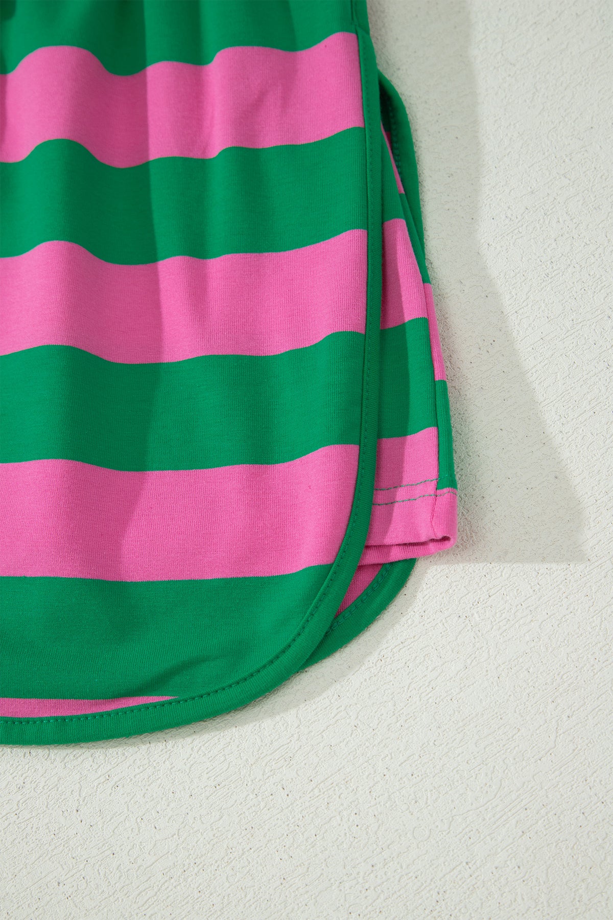 Short rayé rose et vert avec ourlet visible, couture latérale