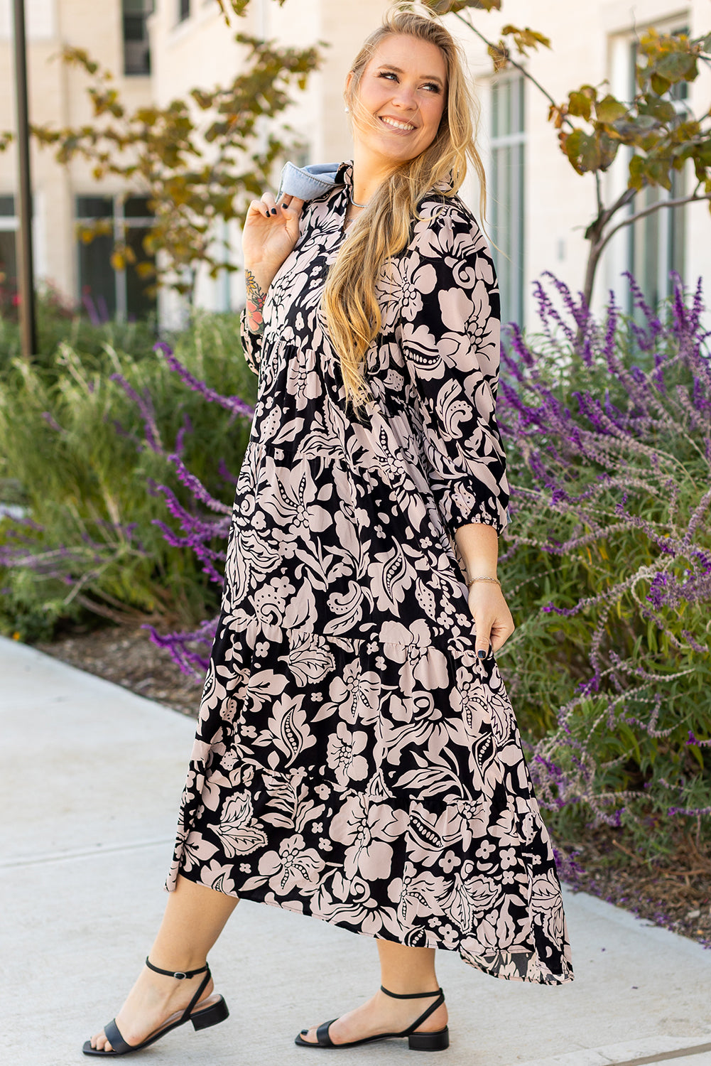 Robe maxi noire à manches longues, imprimé floral beige, coupe ample