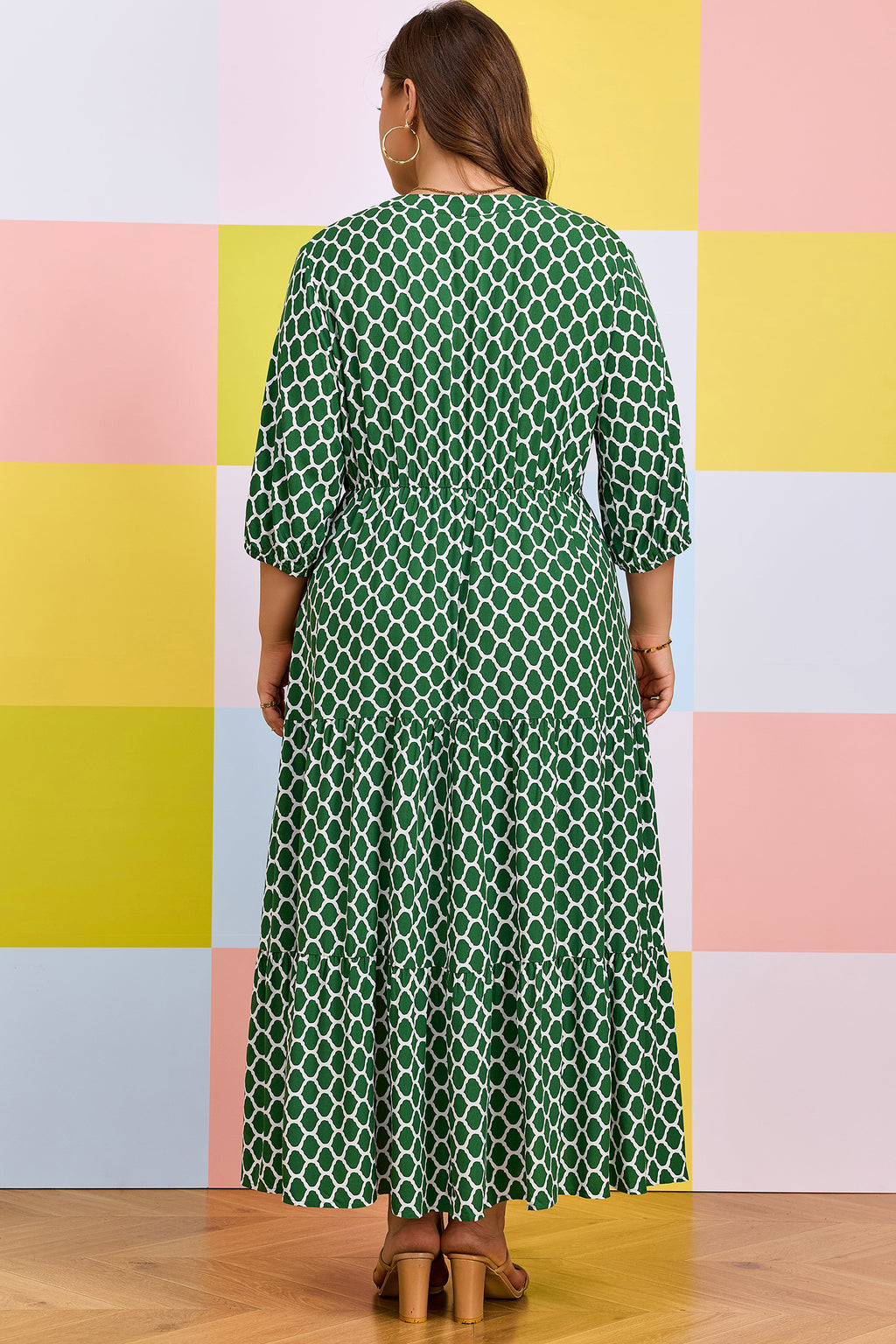 Robe maxi verte à motif géométrique, dos intégral, coupe ample, manches 3/4.
