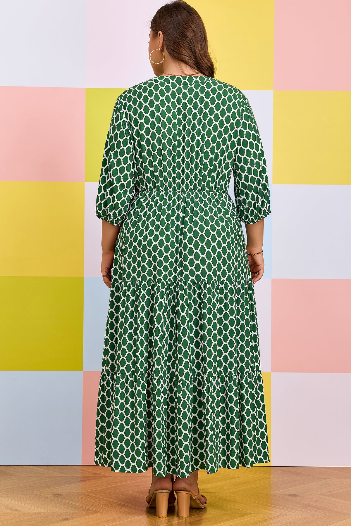 Robe maxi verte à motif géométrique, dos intégral, coupe ample, manches 3/4.