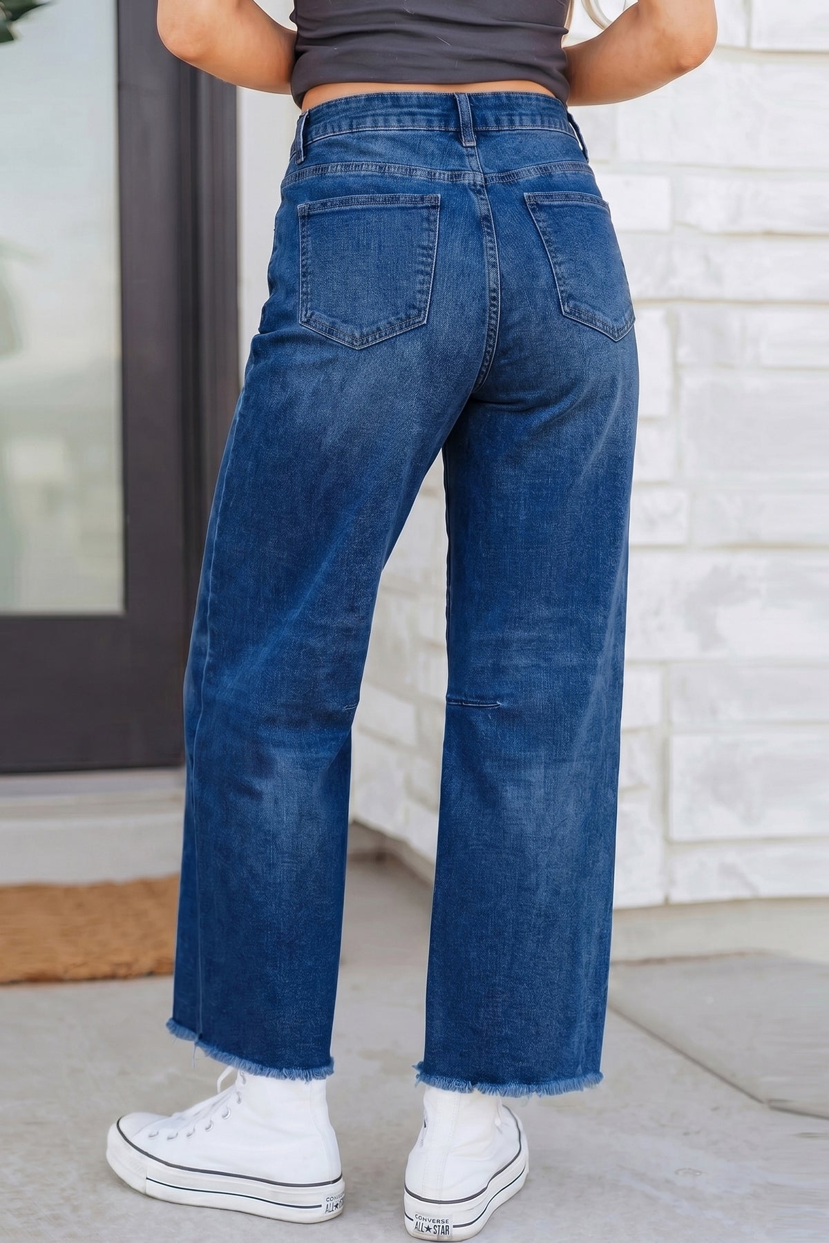 Jean droit taille haute bleu, vue arrière, poches plaquées et ourlet effiloché
