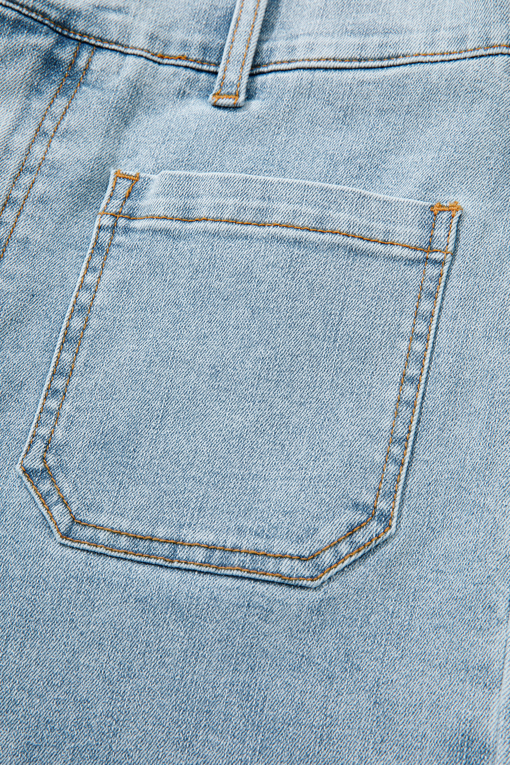 Jean bleu ciel : poche avant et surpiqûres contrastées, couture en losange.