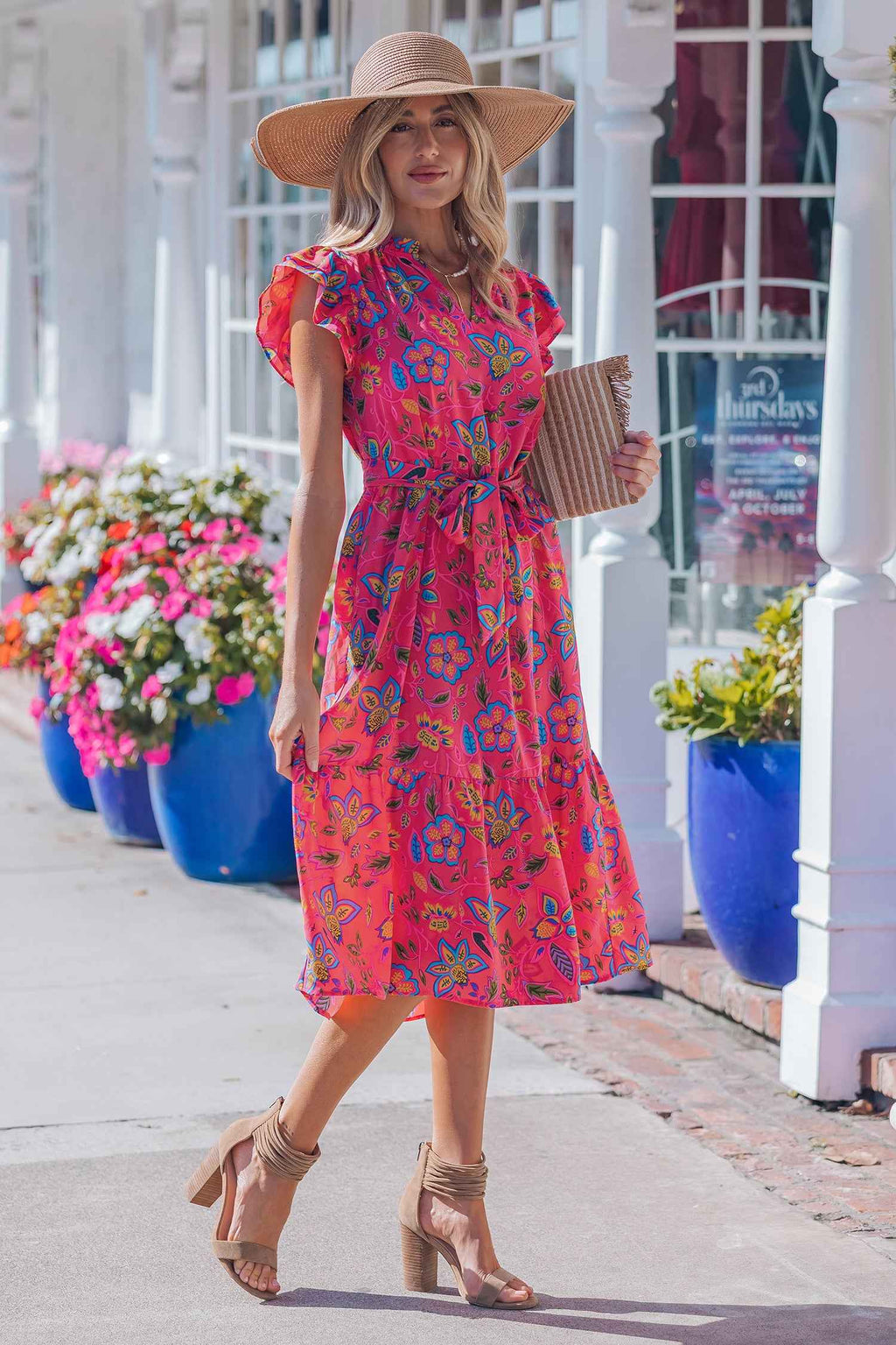 Robe mi-longue fuchsia fleurie, ceinture à nouer, manches volantées, style évasé.