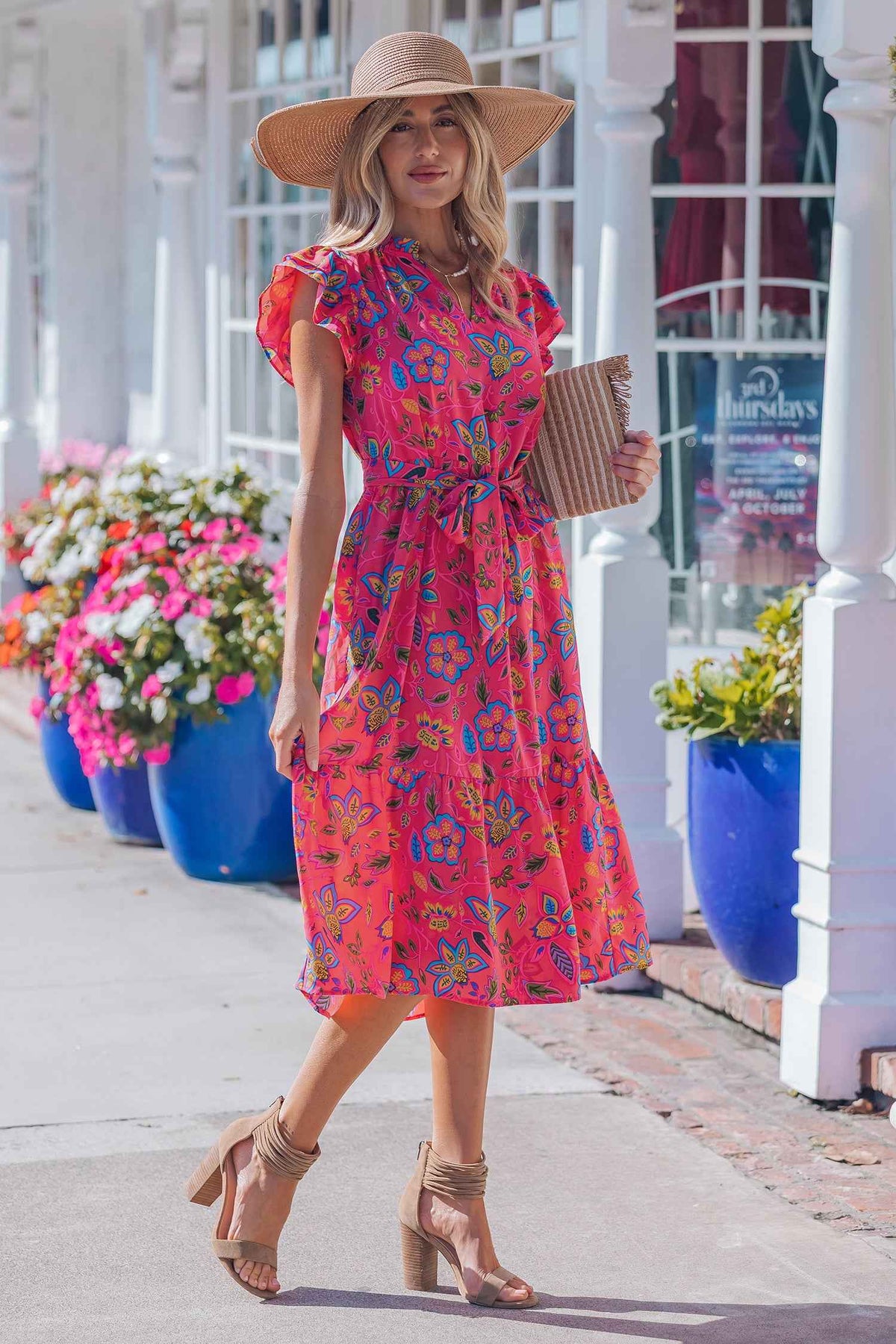 Robe mi-longue fuchsia fleurie, ceinture à nouer, manches volantées, style évasé.