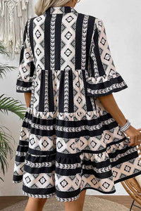 Robe noire à motifs géométriques, dos, manches courtes à volants