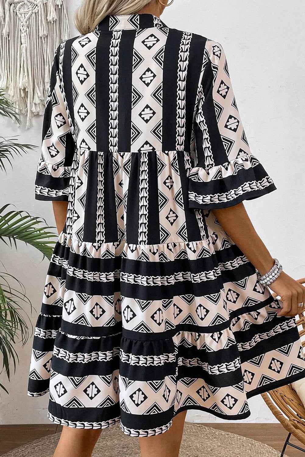 Robe noire à motifs géométriques, dos, manches courtes à volants