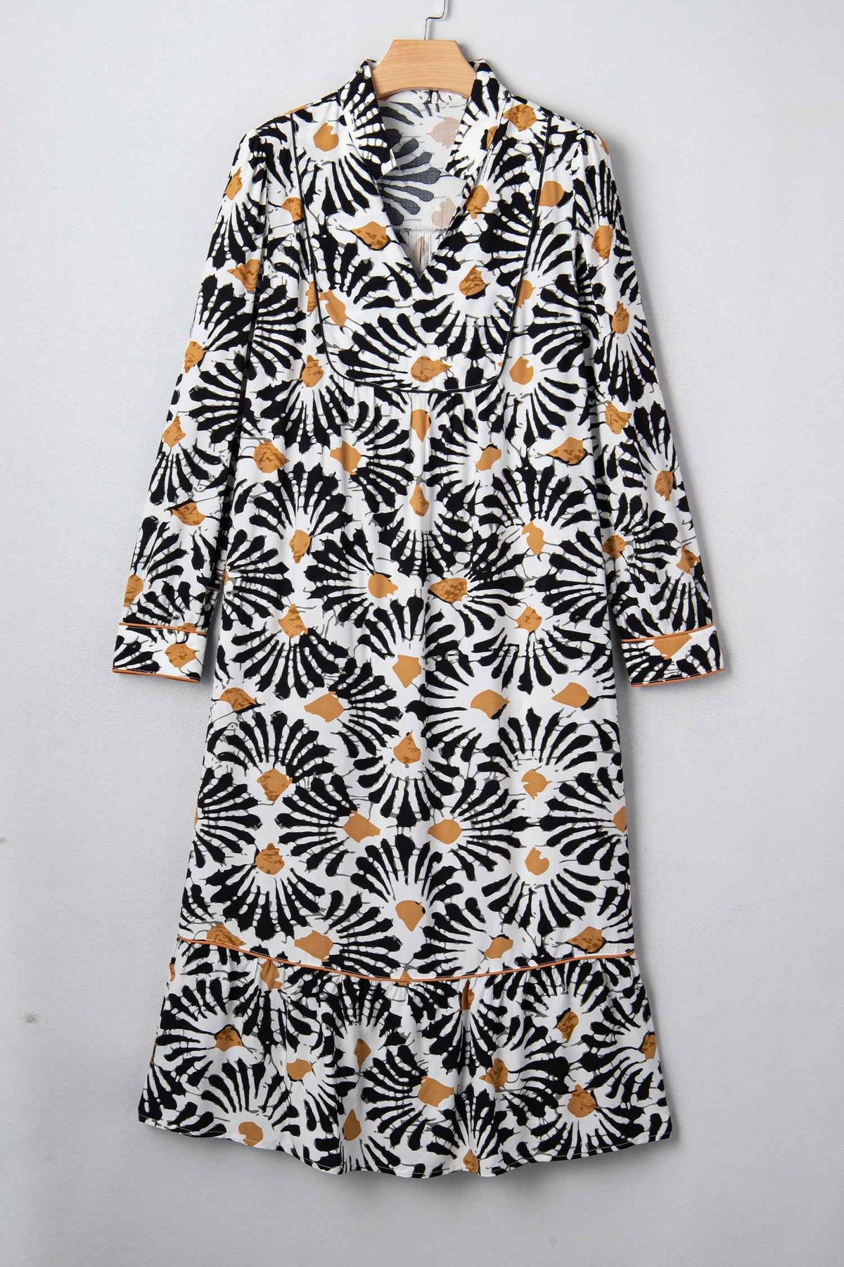 Robe longue sur cintre, manches longues, col V, motifs floraux abstraits noir/blanc