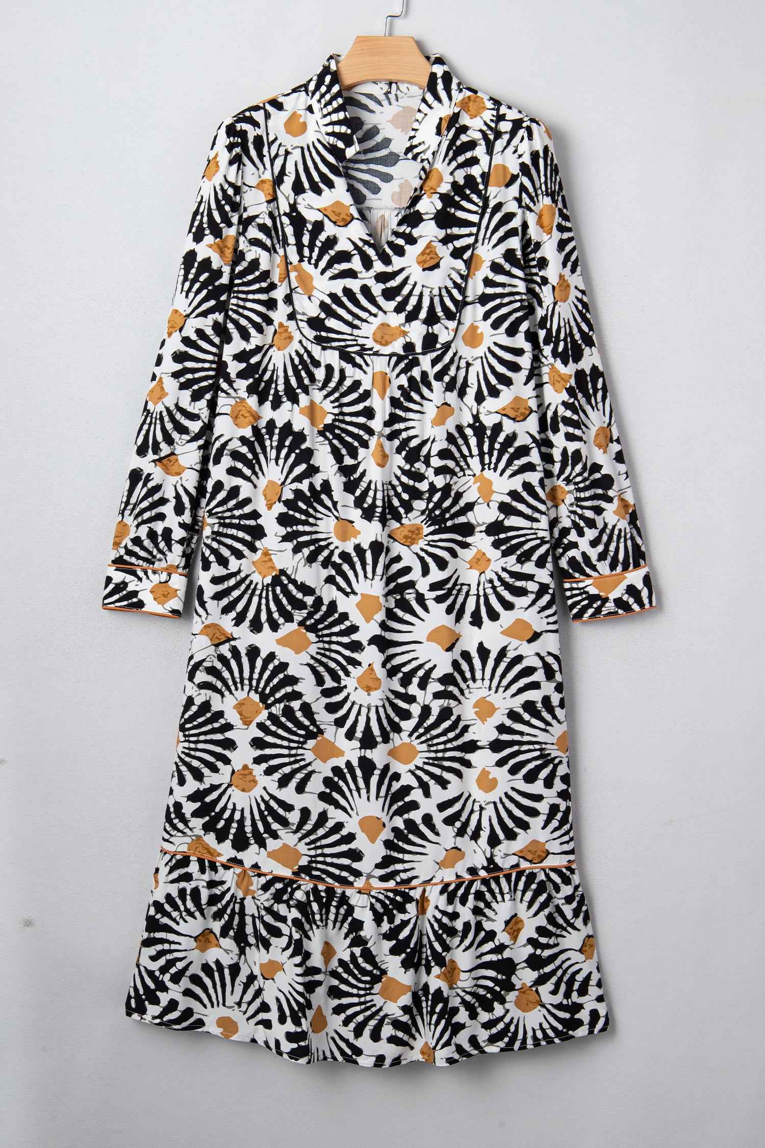 Robe longue sur cintre, manches longues, col V, motifs floraux abstraits noir/blanc