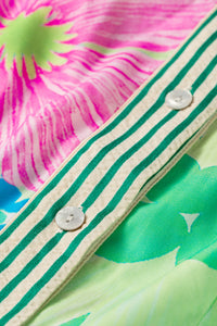 Passepoil rayé vert et blanc avec boutons nacrés, empiècement rose et vert.