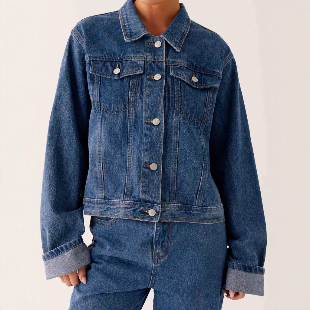 Veste en jean bleu moyen pour femme, patte boutonnée et poches poitrine à rabat.
