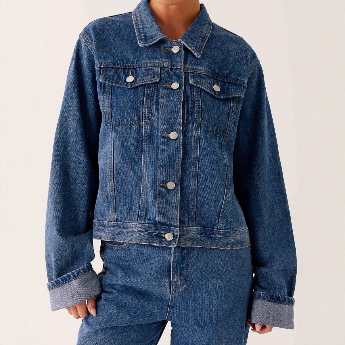 Veste en jean bleu moyen pour femme, patte boutonnée et poches poitrine à rabat.