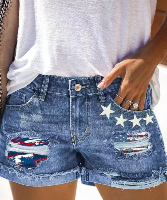 Short en jean bleu délavé avec patch drapeau rouge et blanc et étoiles