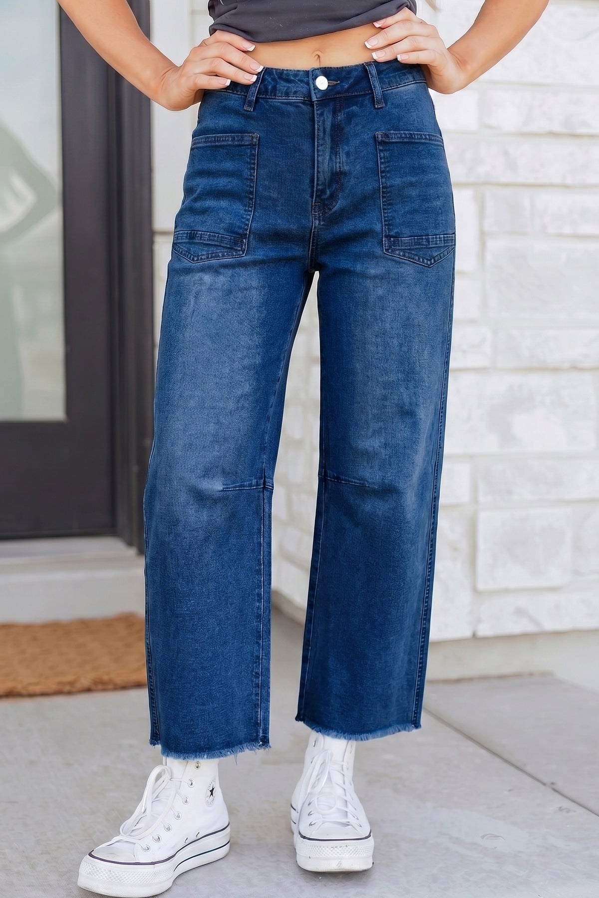 Jean droit taille haute bleu, poches plaquées à l’avant et ourlet effiloché