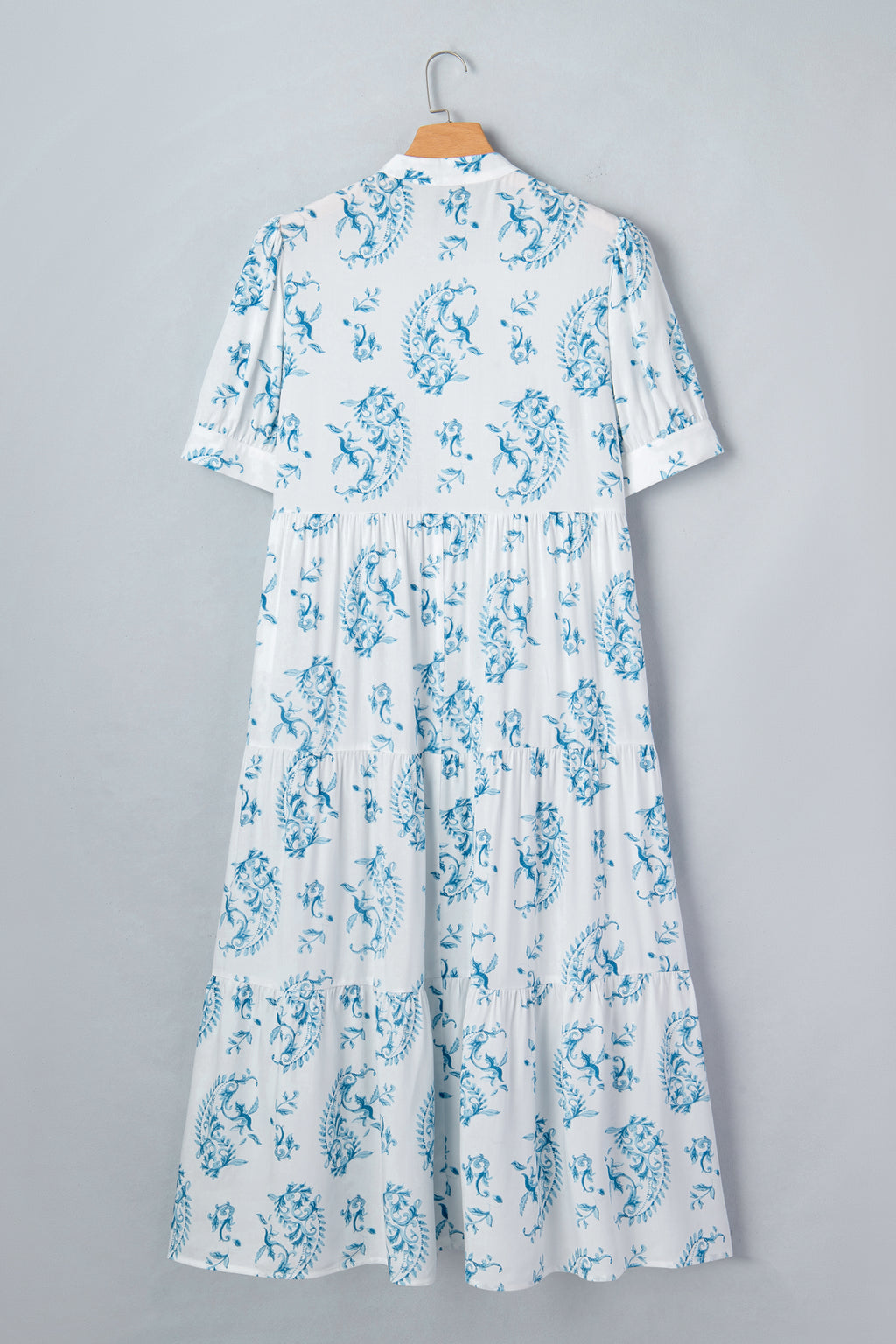 Robe maxi bleu ciel à fleurs au dos sur cintre, fronces à la taille et coupe ample.