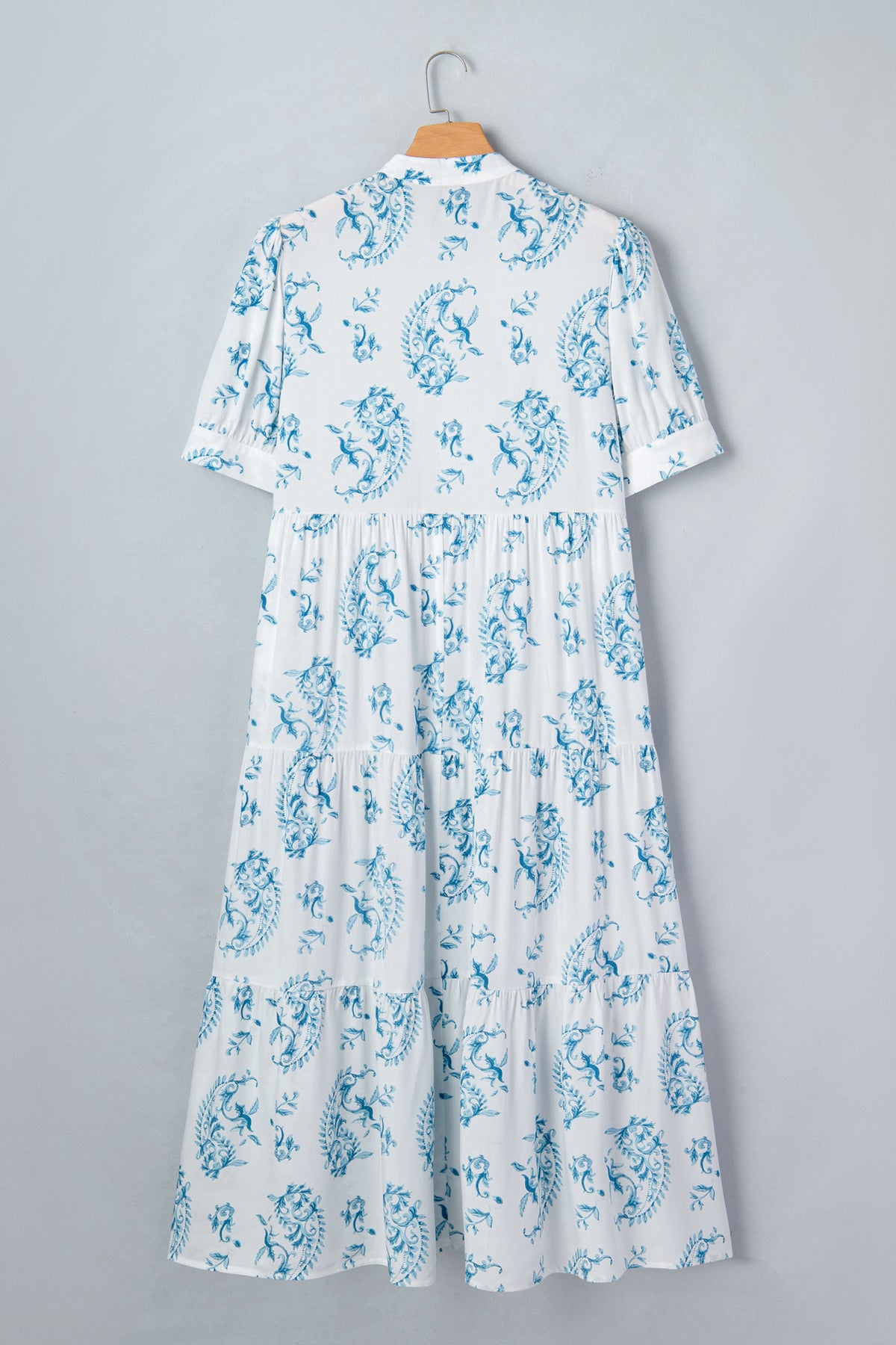 Robe maxi bleu ciel à fleurs au dos sur cintre, fronces à la taille et coupe ample.
