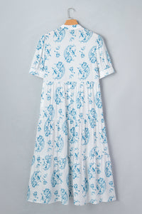 Robe maxi bleu ciel à fleurs au dos sur cintre, fronces à la taille et coupe ample.