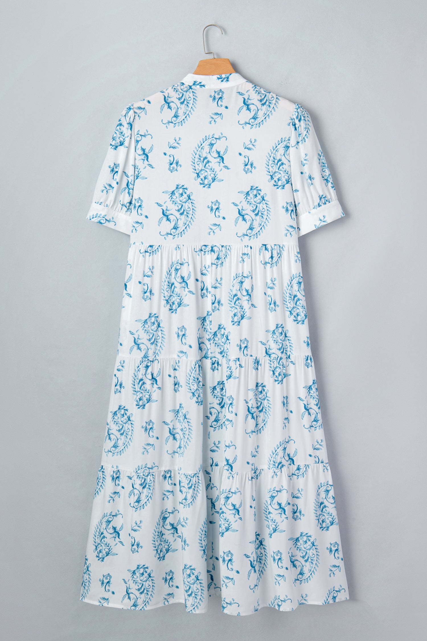 Robe maxi bleu ciel à fleurs au dos sur cintre, fronces à la taille et coupe ample.
