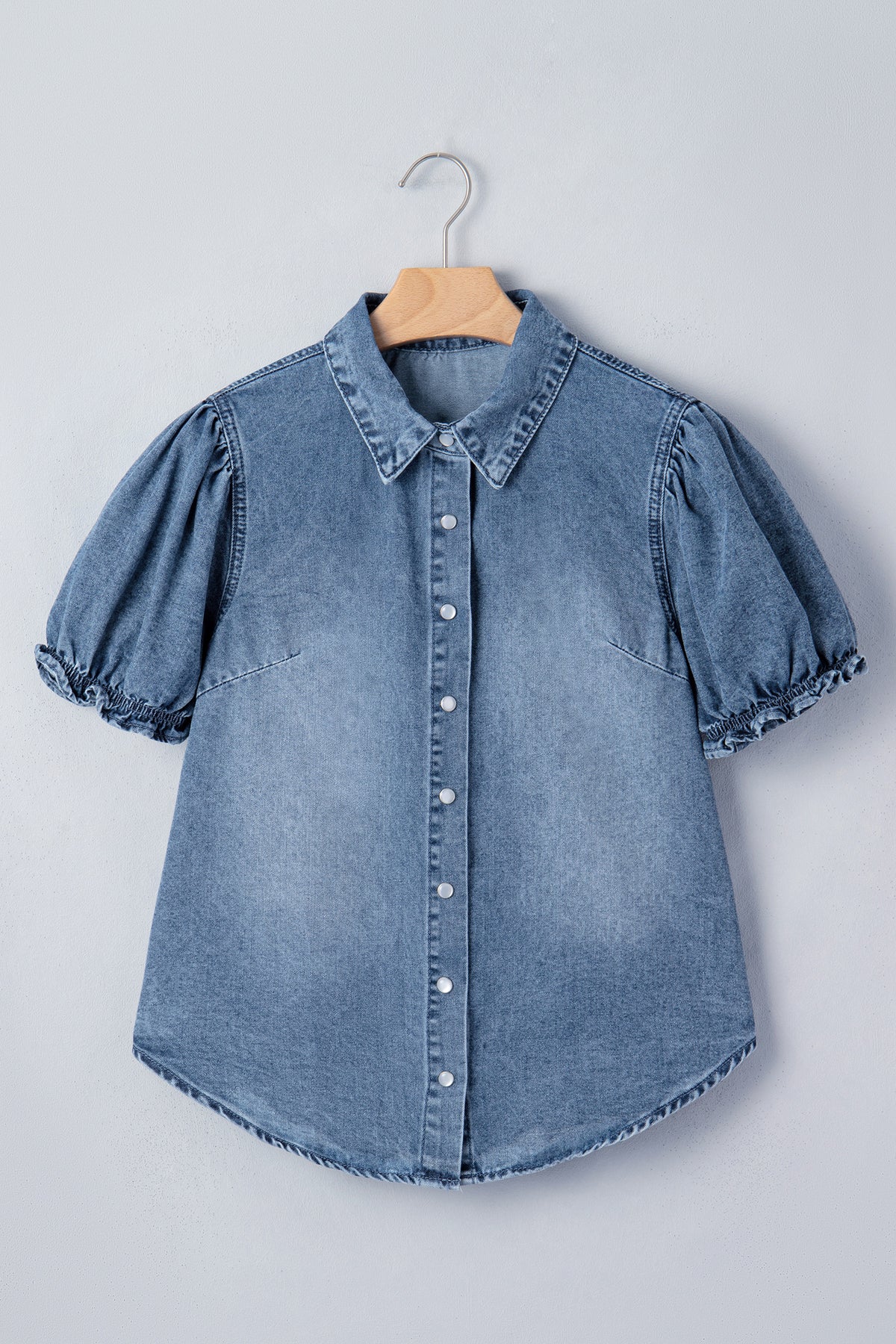 Chemisier en denim bleu pour femme, manches courtes bouffantes, boutons-pression.