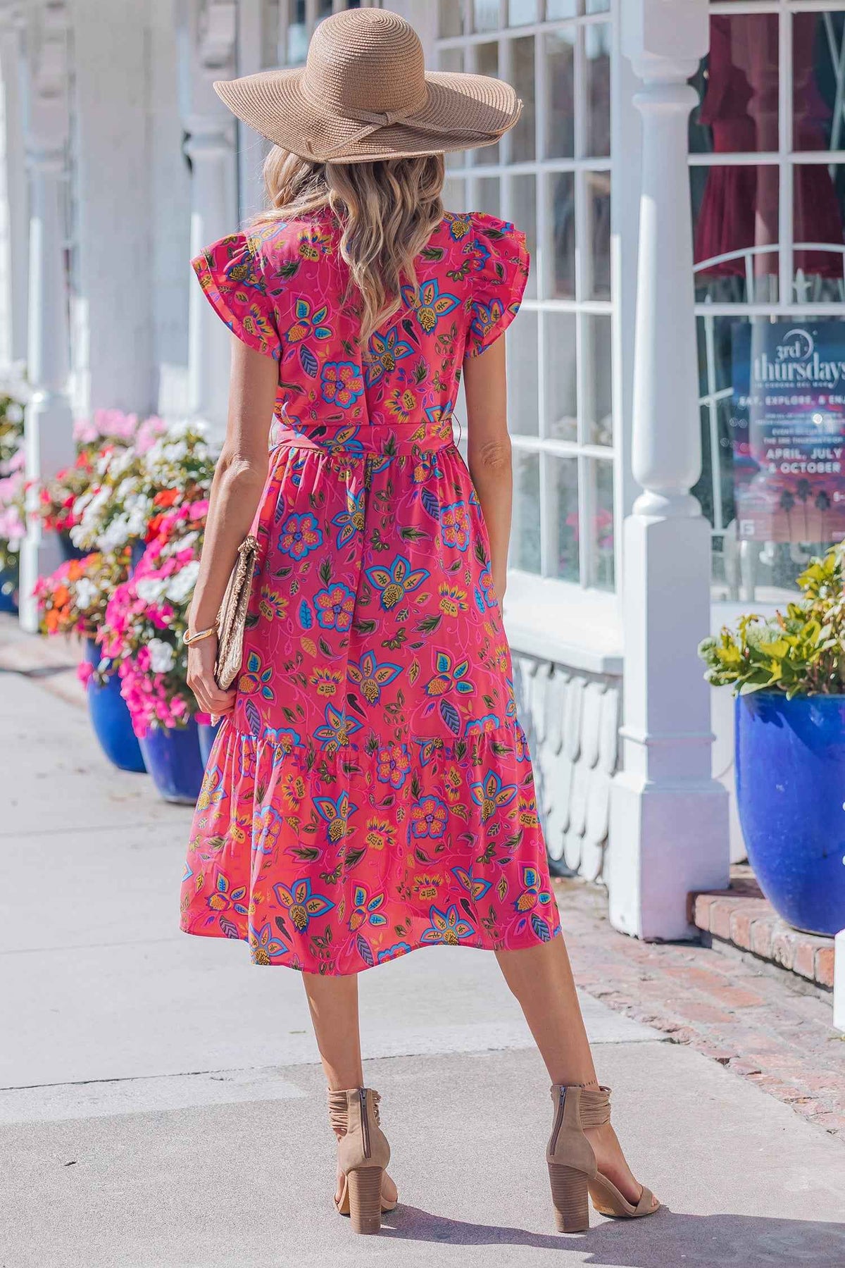 Robe longue fuchsia fleurie, ceinture à nouer, manches volantées, vue de dos.