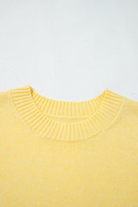 Détail de la collerette côtelée du haut sans manches en maille jaune.