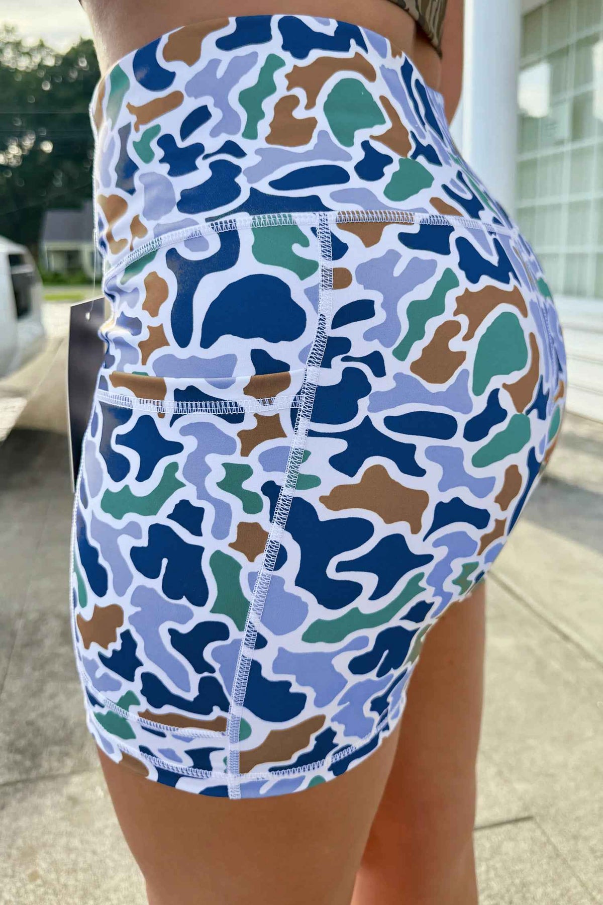 Short cycliste imprimé camo bleu/vert, vue de côté, taille élastique