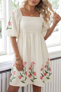 Robe babydoll crème à encolure carrée, manches bouffantes et imprimé floral.