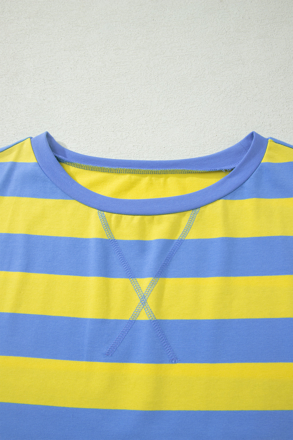T-shirt rayé bleu et jaune, encolure ronde et coutures contrastées