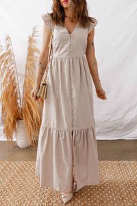 Robe longue rayée à encolure V, boutons devant et volants en bas.